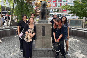 Savannah Salas (front right of the statue, holding a bag) stands with her classmates and FLEAP faculty, Dr. Setsu Shigematsu (front left of the statue, holding a hat).